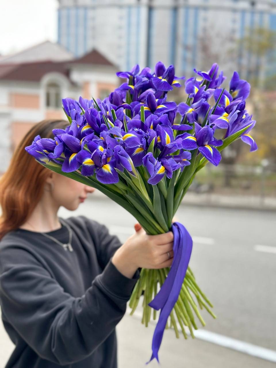Монобукет из синих ирисов с лентой